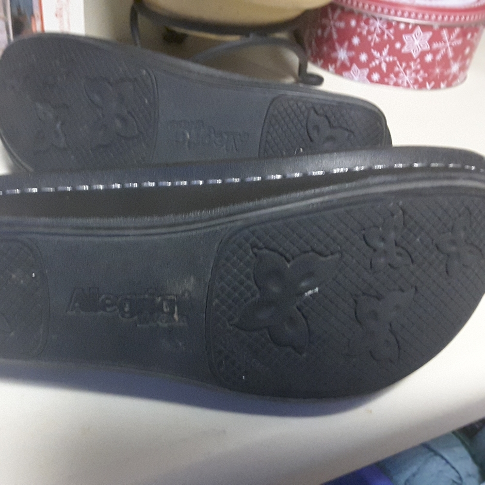 ALEGRIA PALOMA BLACK EMBOSSED ROSE - Picture 5 of 6